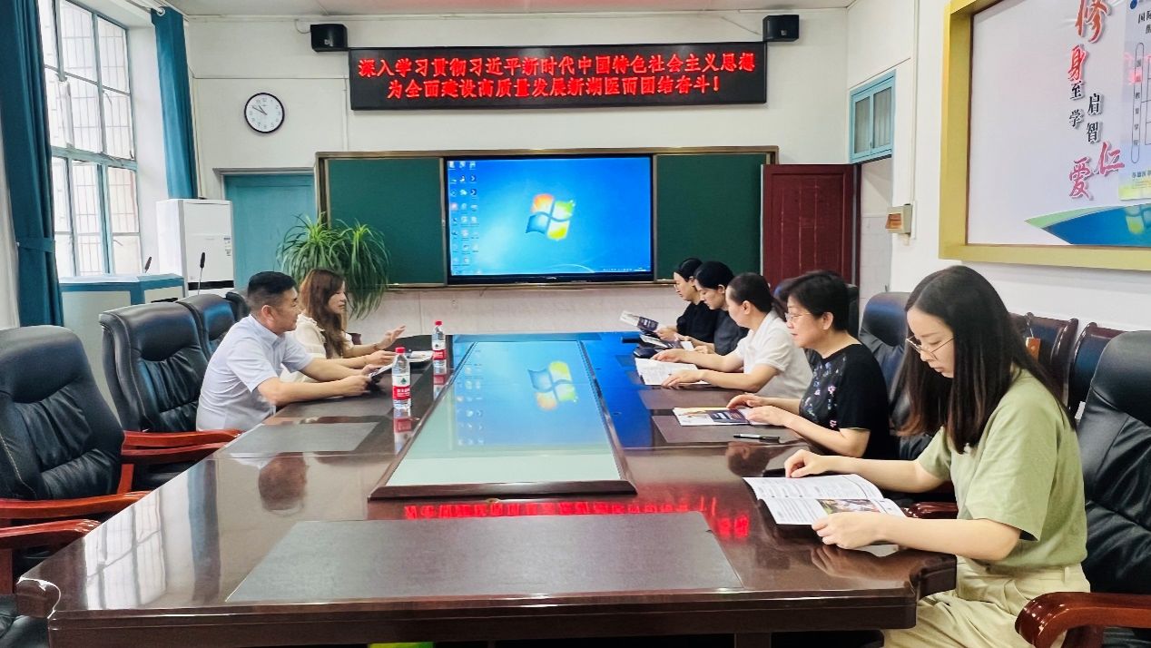 图片包含 笔记本, 桌子, 电脑, 男人描述已自动生成